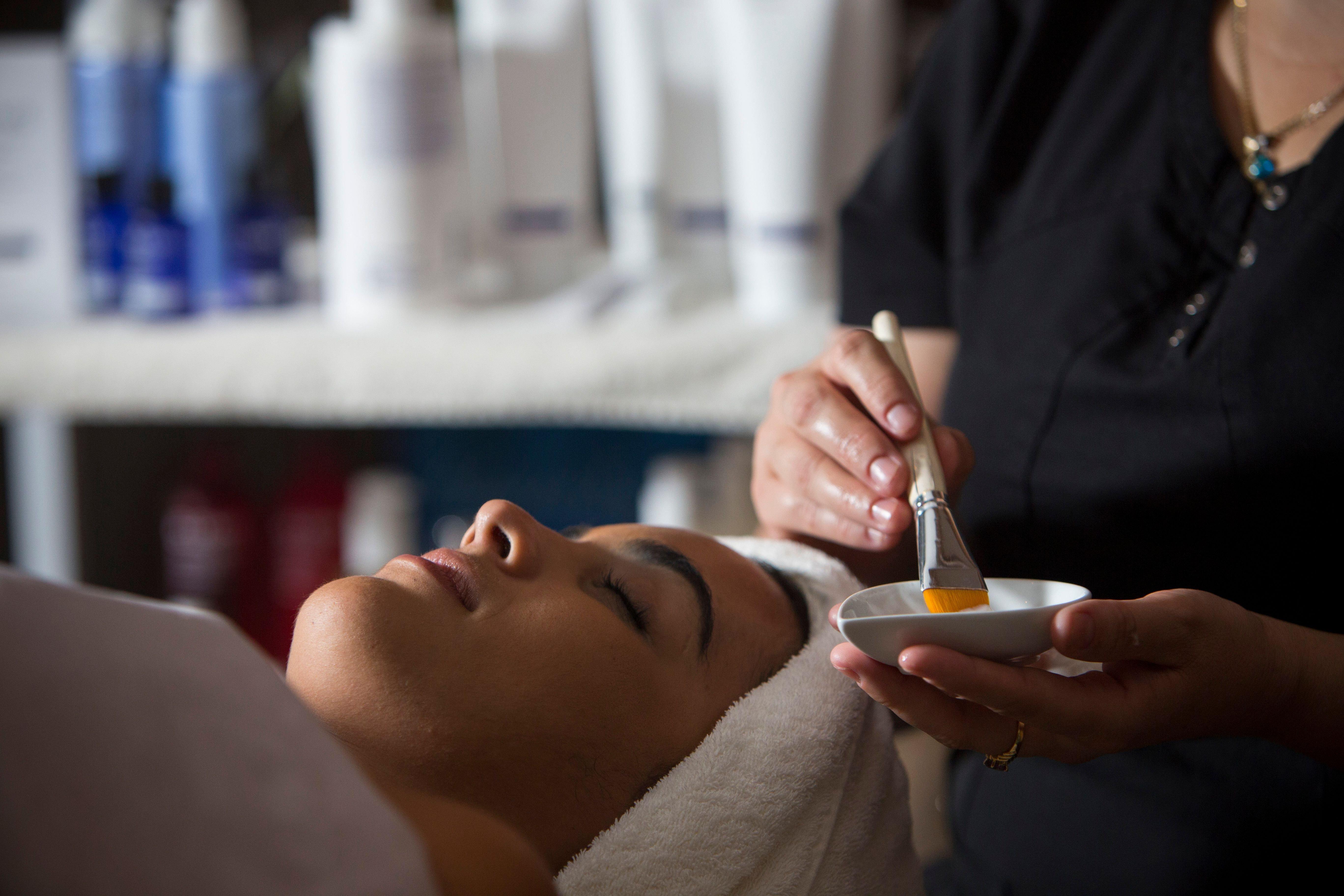 インターコンチネンタル マイアミ エクステリア 写真 A woman receiving a facial treatment