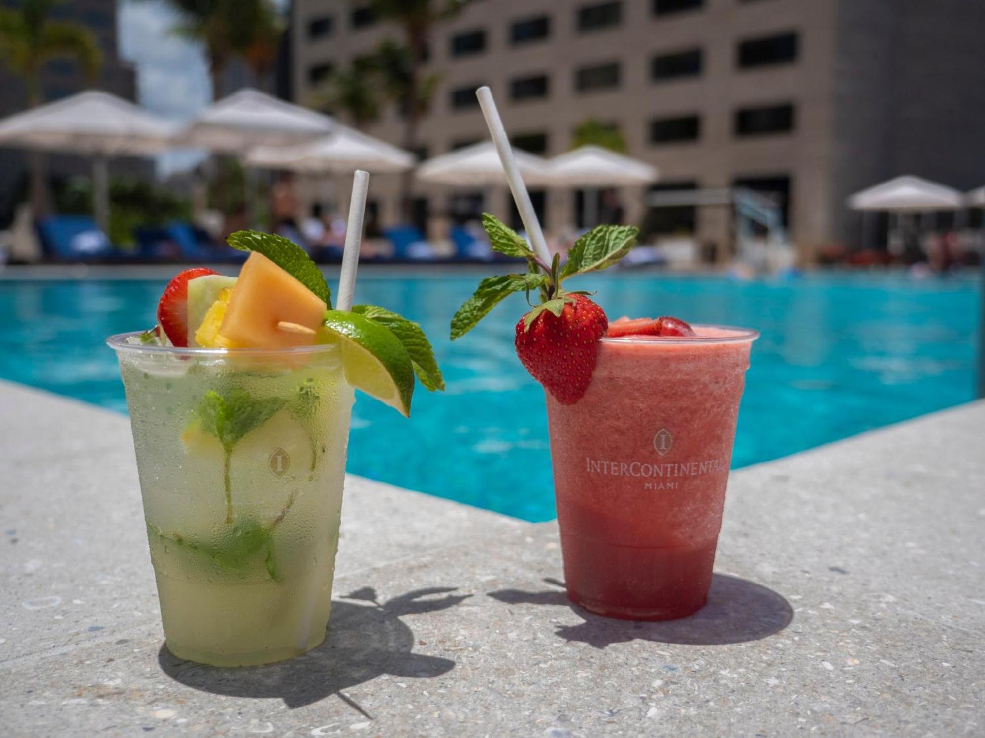 インターコンチネンタル マイアミ エクステリア 写真 Poolside drinks at the hotel